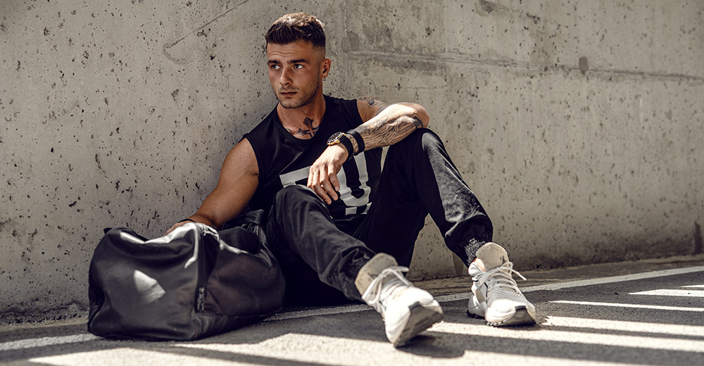 Sportowy styl poza siłownią – jak nosić ubrania sportowe na co dzień?